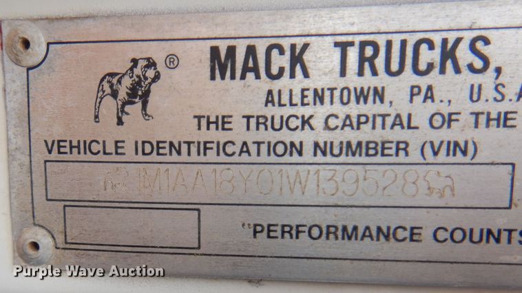 image for item DJ7517 2001 Mack CH613  winch truck