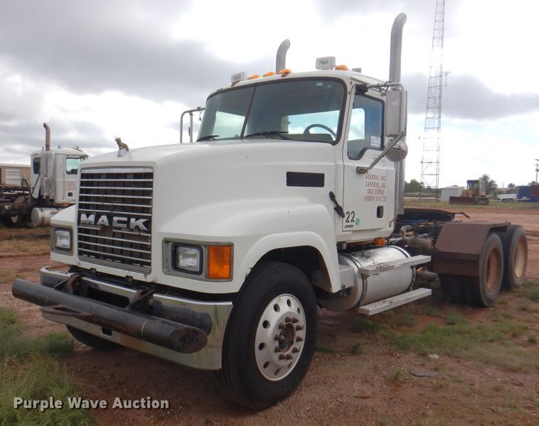 image for item DJ7518 2007 Mack CHN613  semi truck