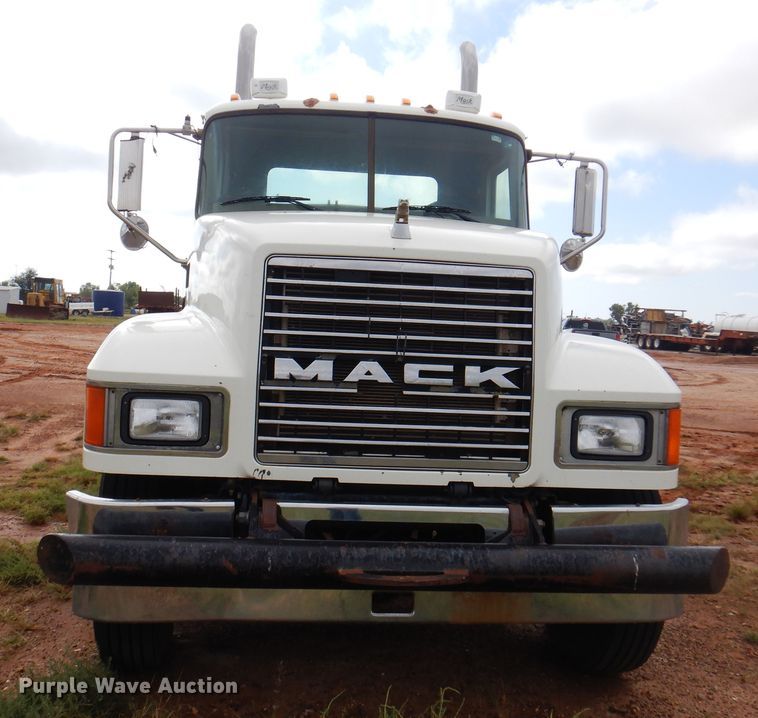 image for item DJ7518 2007 Mack CHN613  semi truck