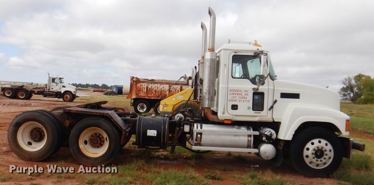 image for item DJ7518 2007 Mack CHN613  semi truck