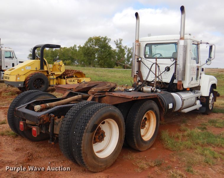 image for item DJ7518 2007 Mack CHN613  semi truck