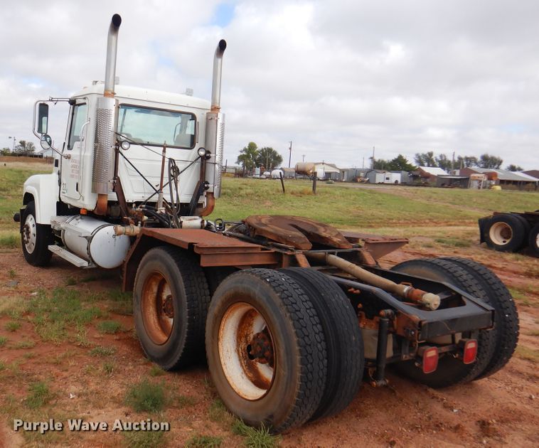 image for item DJ7518 2007 Mack CHN613  semi truck