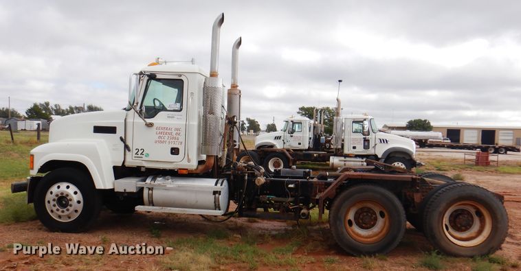 image for item DJ7518 2007 Mack CHN613  semi truck