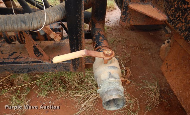 image for item DJ7518 2007 Mack CHN613  semi truck