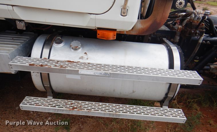 image for item DJ7518 2007 Mack CHN613  semi truck