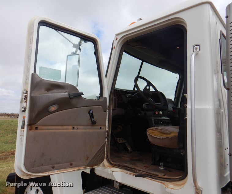 image for item DJ7518 2007 Mack CHN613  semi truck