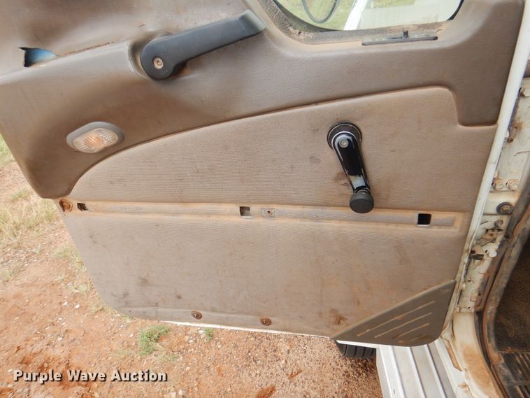 image for item DJ7518 2007 Mack CHN613  semi truck