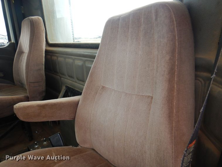 image for item DJ7518 2007 Mack CHN613  semi truck