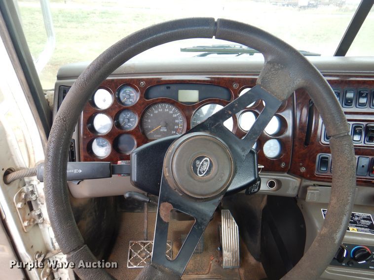 image for item DJ7518 2007 Mack CHN613  semi truck