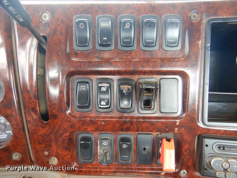 image for item DJ7518 2007 Mack CHN613  semi truck