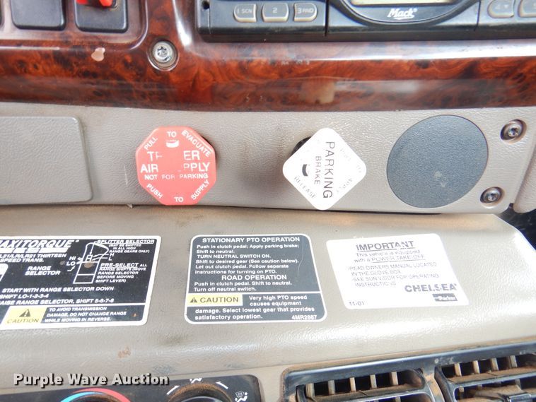 image for item DJ7518 2007 Mack CHN613  semi truck