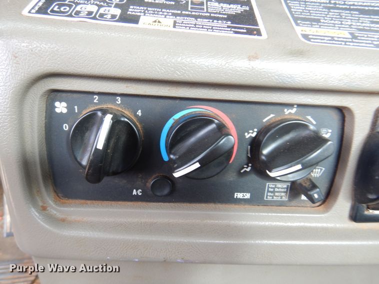 image for item DJ7518 2007 Mack CHN613  semi truck