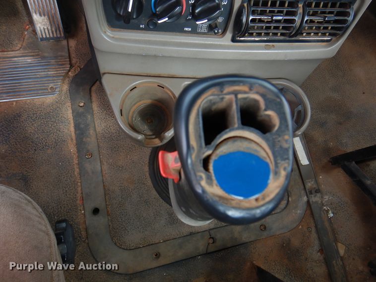 image for item DJ7518 2007 Mack CHN613  semi truck