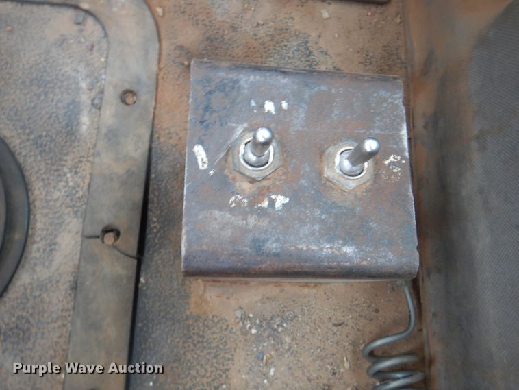 image for item DJ7518 2007 Mack CHN613  semi truck