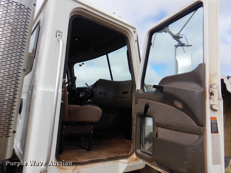 image for item DJ7518 2007 Mack CHN613  semi truck