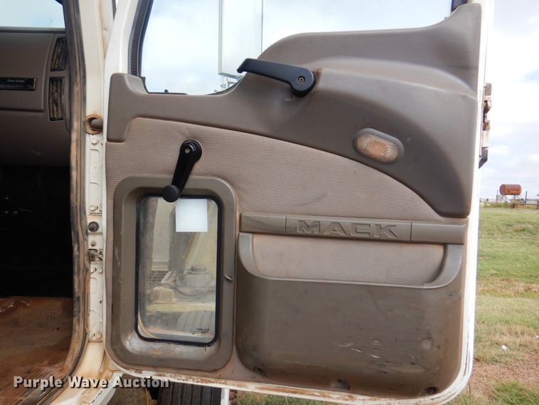 image for item DJ7518 2007 Mack CHN613  semi truck