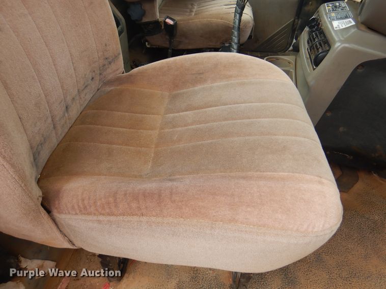 image for item DJ7518 2007 Mack CHN613  semi truck