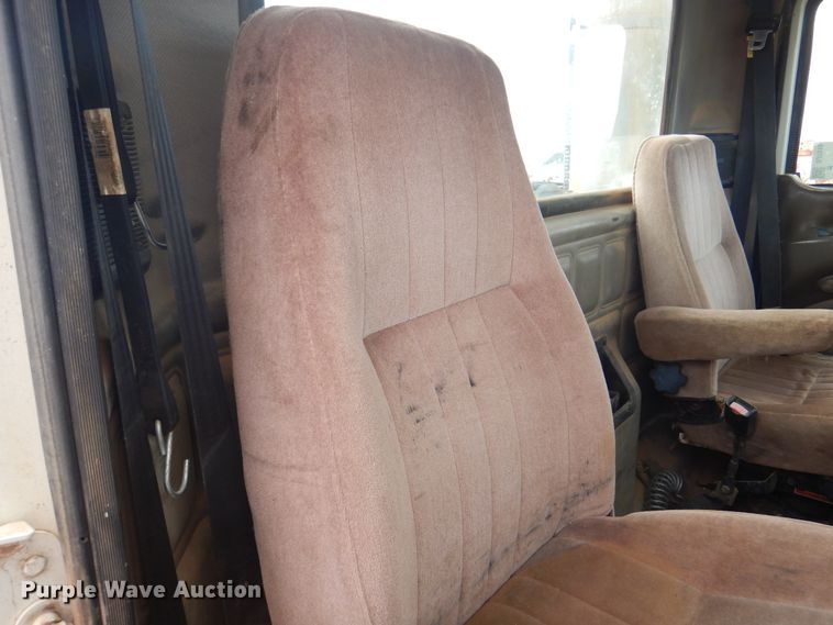 image for item DJ7518 2007 Mack CHN613  semi truck