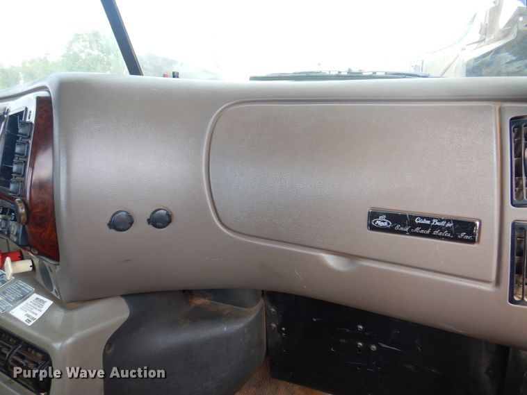 image for item DJ7518 2007 Mack CHN613  semi truck