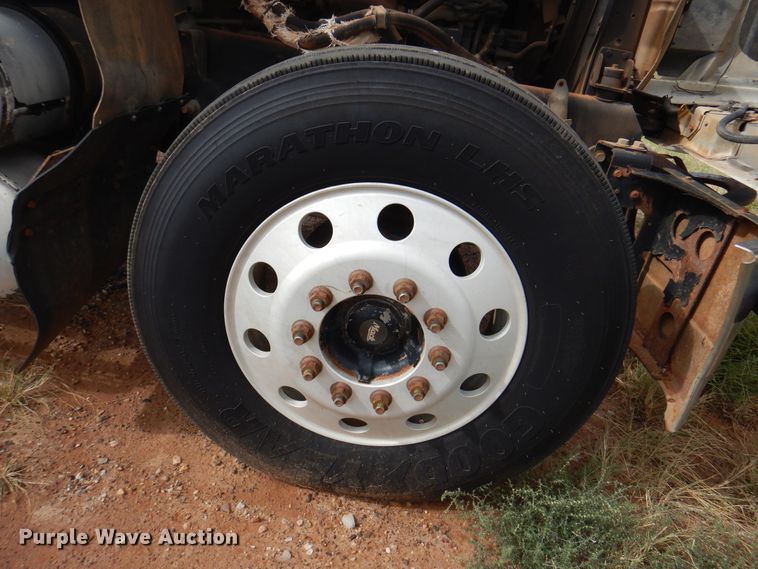 image for item DJ7518 2007 Mack CHN613  semi truck