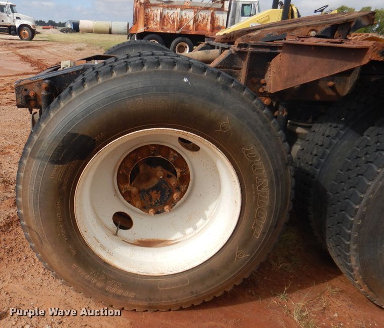 image for item DJ7518 2007 Mack CHN613  semi truck