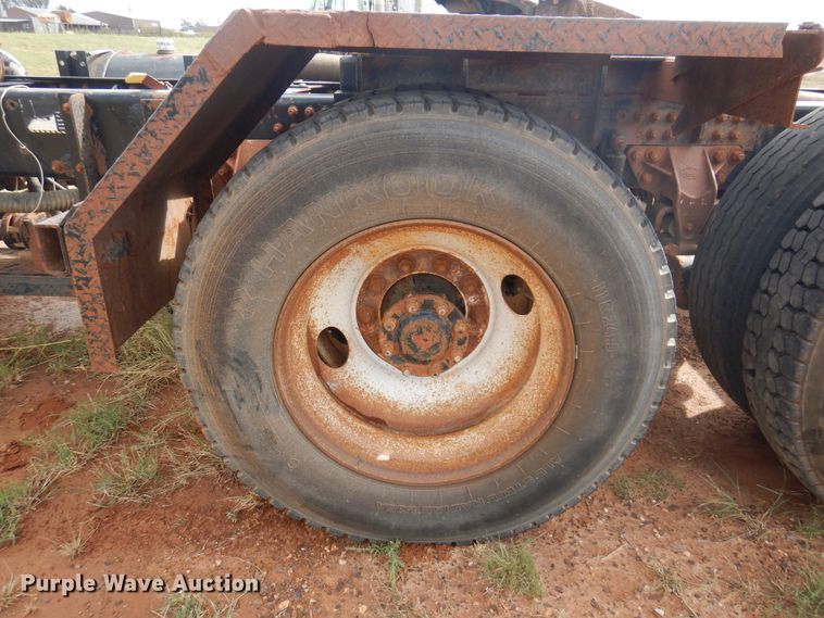 image for item DJ7518 2007 Mack CHN613  semi truck