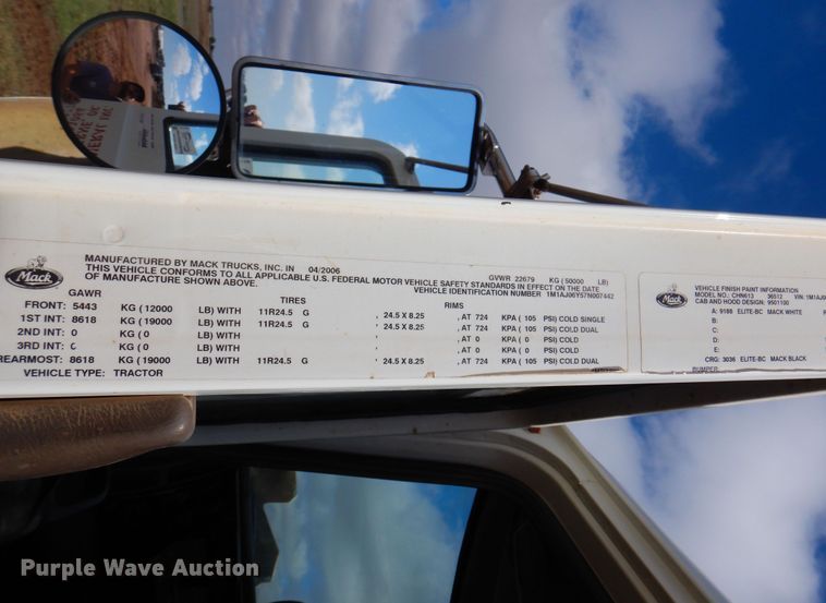 image for item DJ7518 2007 Mack CHN613  semi truck