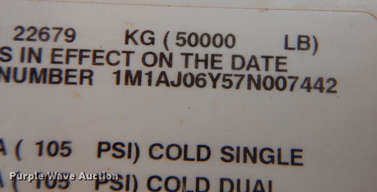 image for item DJ7518 2007 Mack CHN613  semi truck