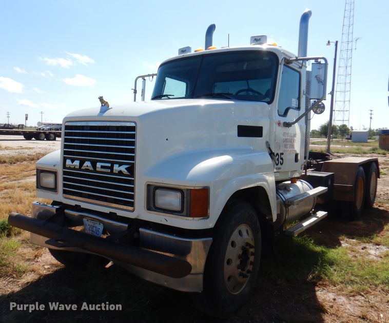 image for item DJ7521 2007 Mack CHN613  semi truck