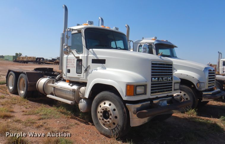 image for item DJ7521 2007 Mack CHN613  semi truck