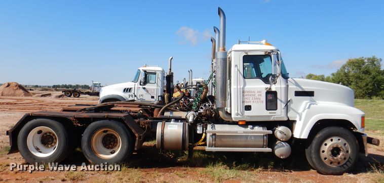 image for item DJ7521 2007 Mack CHN613  semi truck