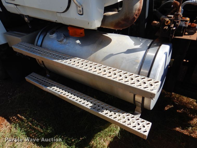 image for item DJ7521 2007 Mack CHN613  semi truck