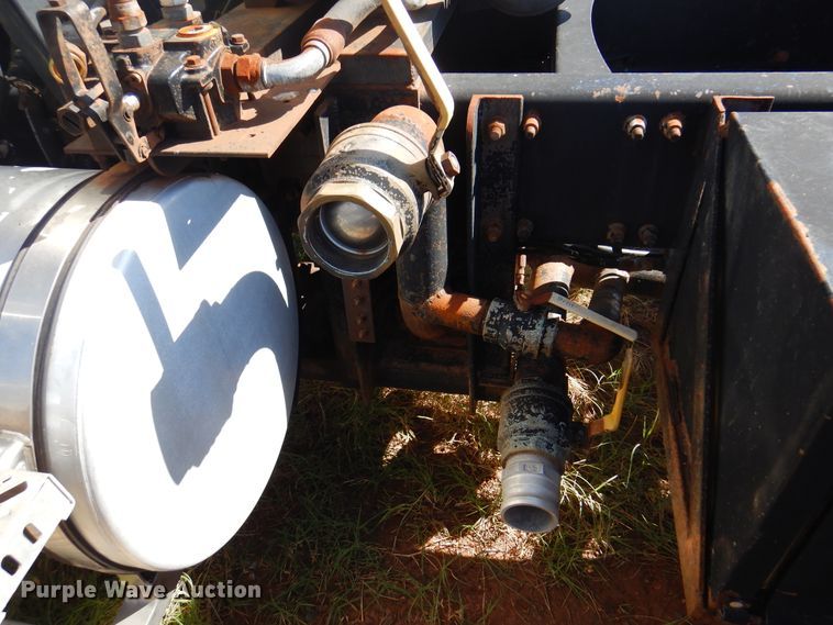 image for item DJ7521 2007 Mack CHN613  semi truck