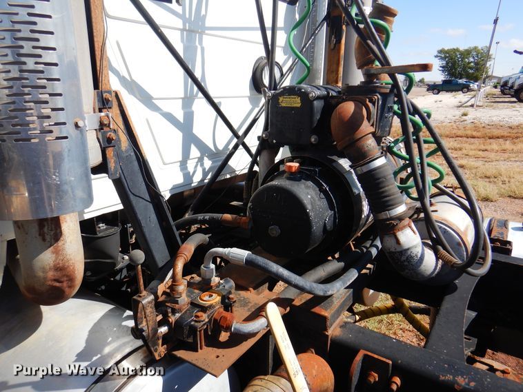 image for item DJ7521 2007 Mack CHN613  semi truck