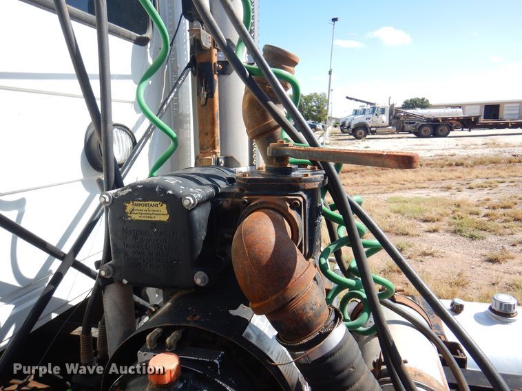 image for item DJ7521 2007 Mack CHN613  semi truck