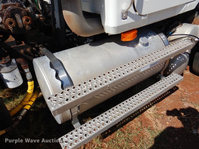 image for item DJ7521 2007 Mack CHN613  semi truck