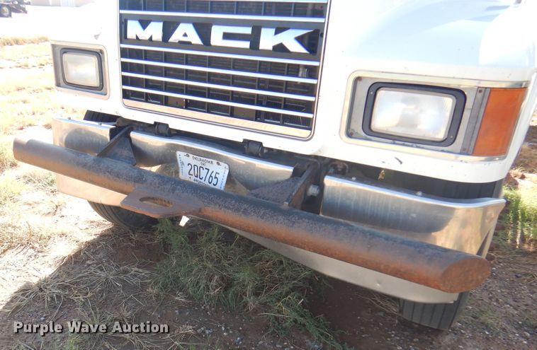 image for item DJ7521 2007 Mack CHN613  semi truck