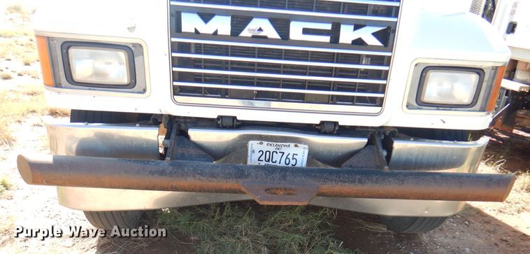 image for item DJ7521 2007 Mack CHN613  semi truck