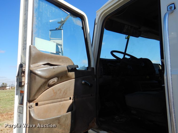 image for item DJ7521 2007 Mack CHN613  semi truck