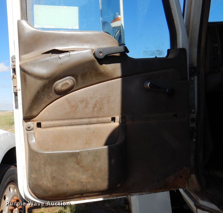 image for item DJ7521 2007 Mack CHN613  semi truck