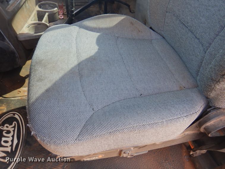 image for item DJ7521 2007 Mack CHN613  semi truck