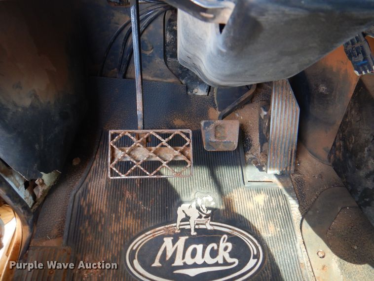 image for item DJ7521 2007 Mack CHN613  semi truck