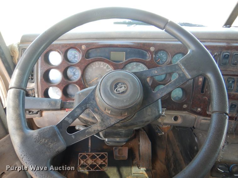 image for item DJ7521 2007 Mack CHN613  semi truck