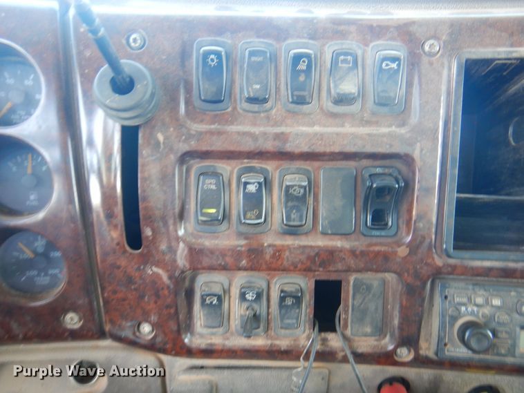 image for item DJ7521 2007 Mack CHN613  semi truck