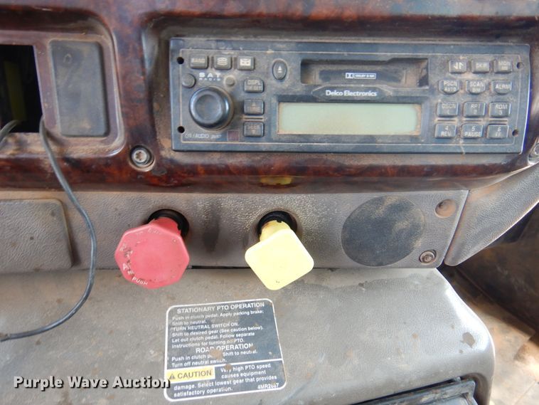 image for item DJ7521 2007 Mack CHN613  semi truck