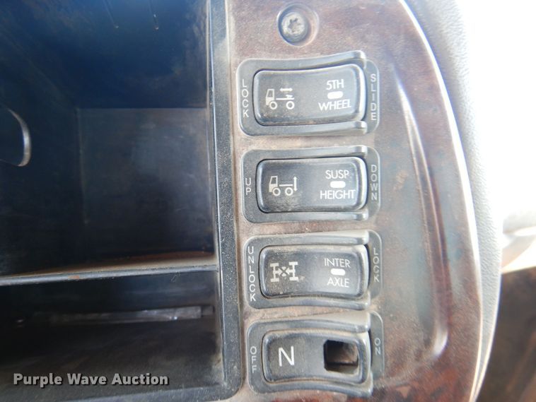 image for item DJ7521 2007 Mack CHN613  semi truck