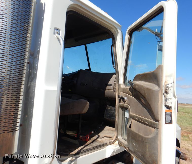 image for item DJ7521 2007 Mack CHN613  semi truck