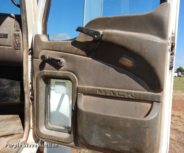 image for item DJ7521 2007 Mack CHN613  semi truck