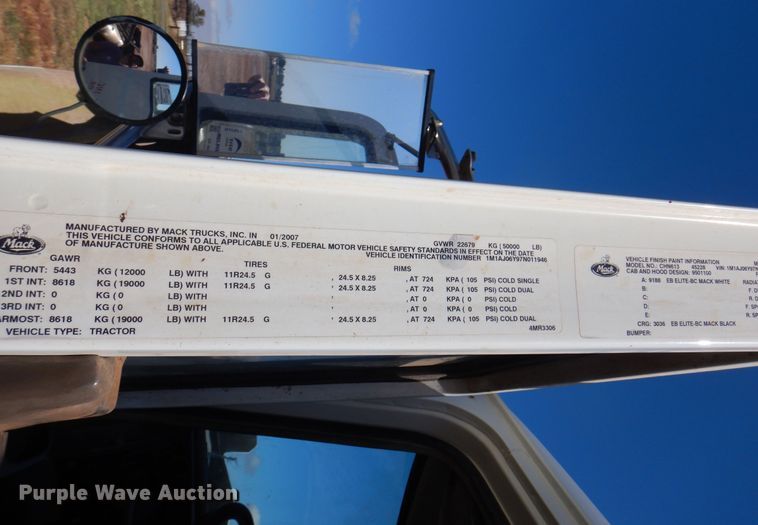image for item DJ7521 2007 Mack CHN613  semi truck
