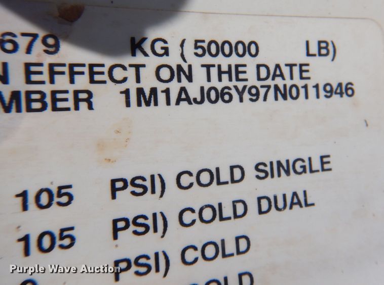 image for item DJ7521 2007 Mack CHN613  semi truck